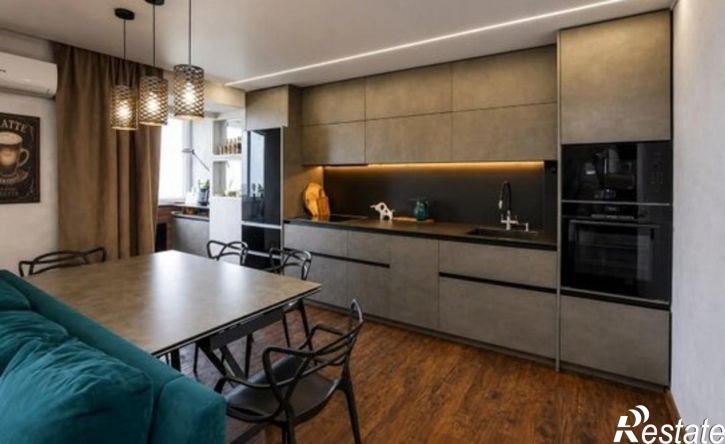 4-комн квартира улица Петра Комарова, 2,  д. 2
