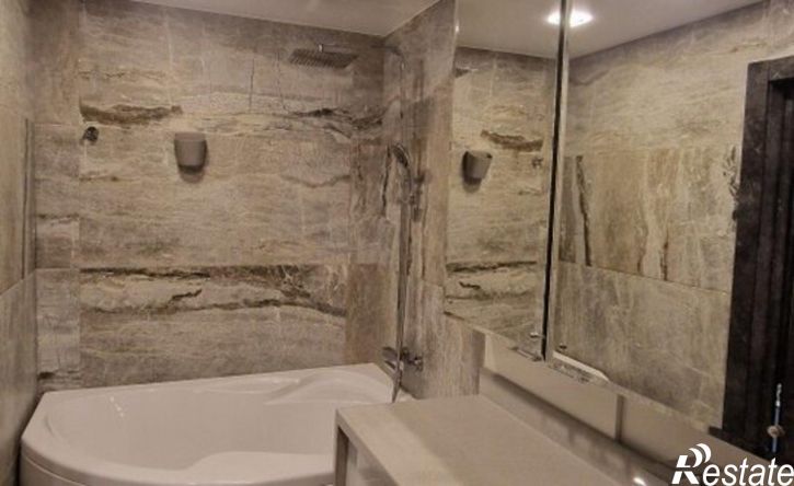 4-комн квартира улица Петра Комарова, 2,  д. 2